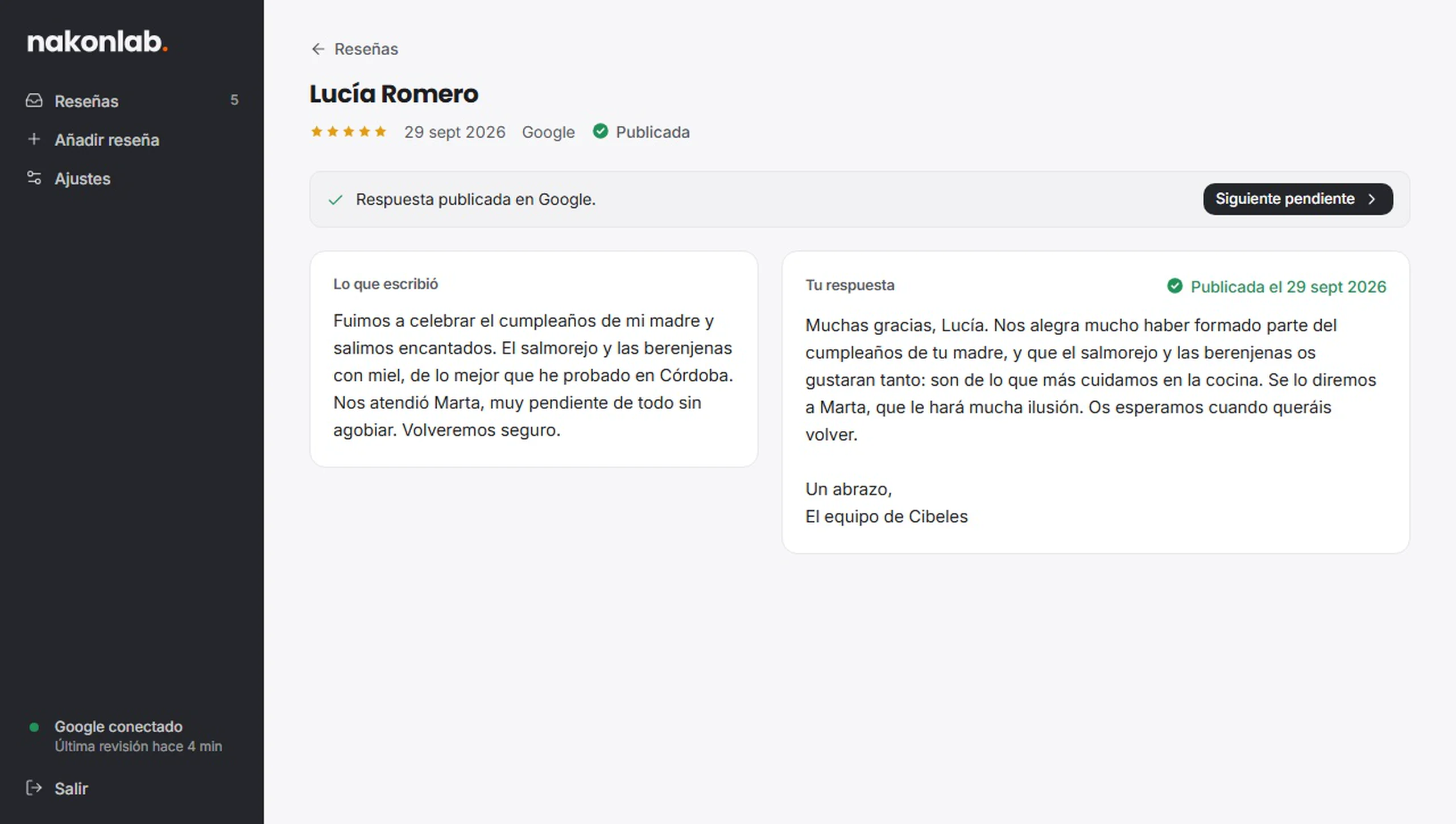 El programa de reseñas de Cibeles en uso: se abre una reseña de cinco estrellas, se pide a la IA otro borrador de respuesta, se le añade una frase a mano, se aprueba y queda publicada en Google.
