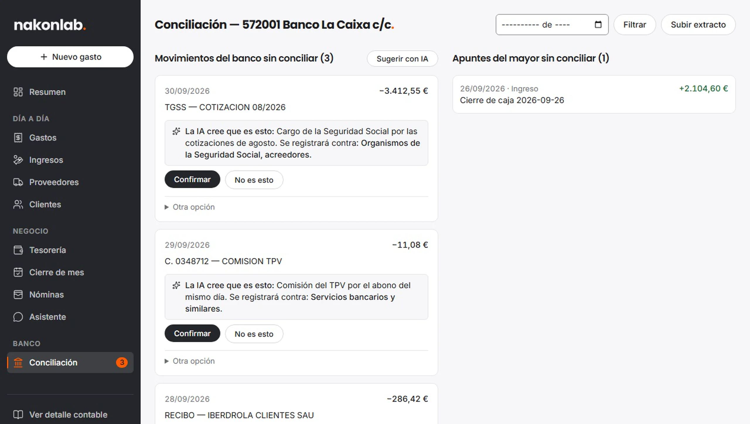 El programa de contabilidad de Cibeles en uso: con el extracto del banco recién subido se pulsa Sugerir con IA, la IA propone qué es cada movimiento y se confirma que el abono del TPV casa con su cierre de caja.